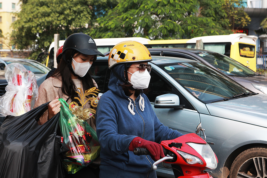 Tính đến nay, ngành y tế phát hiện ba người Việt Nam nhiễm virus Corona (nCoV). Chủ tịch UBND thành phố Hà Nội Nguyễn Đức Chung khuyến cáo người dân nên phòng dịch bệnh viêm đường hô hấp cấp do virus Corona gây ra bằng cách đeo khẩu trang khi ra đường, nhất là lúc tham gia các hoạt động đông người như đi xe buýt, lễ hội...