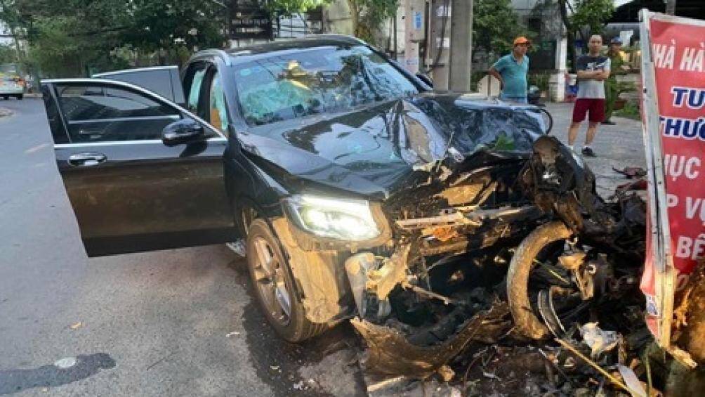 Chiếc Mercedes tông trực diện khiến tài xế xe ôm công nghệ Grab tử vong và một tiếp viên hàng không bị thương nặng