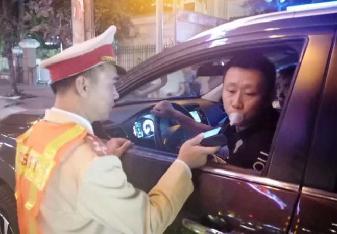 Lực lượng CSGT Công an TP Thanh Hóa kiểm tra nồng độ cồn các lái xe tham gia giao thông - Ảnh: Tuấn Minh