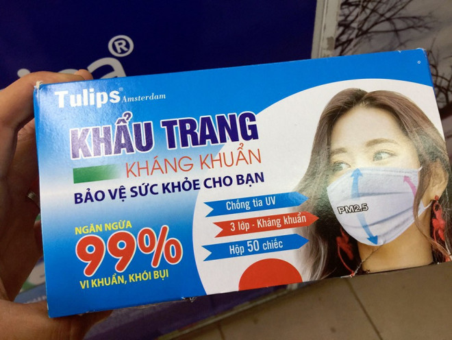 Các mẫu khẩu trang y tế bị "thổi giá" gấp 5-7 lần bình thường trên phố Ngọc Khánh.