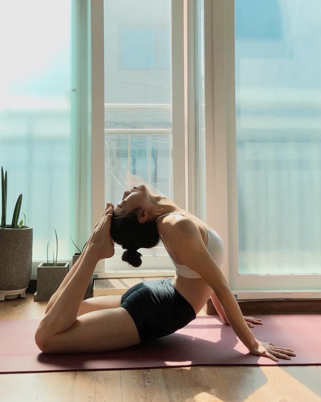 Yoga đòi hỏi toàn bộ cơ thể phải hoạt động nên có khả năng đốt cháy nhiều calo, tiêu thụ năng lượng dư thừa.