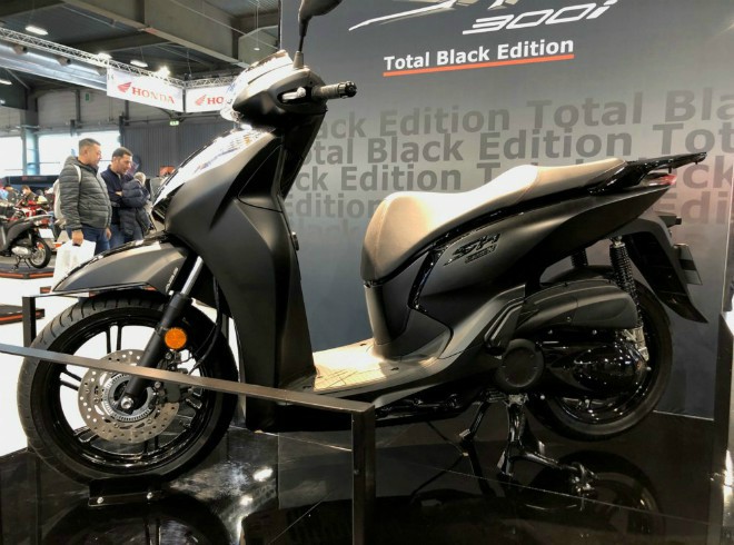 2020 Honda SH 150 bản màu đen.