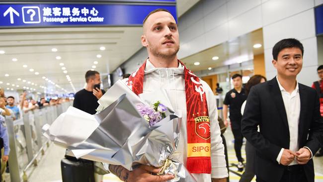 Chỉ sau khoảng nửa năm thi đấu,&nbsp;Marko Arnautovic muốn trở lại châu Âu nhưng lại trùng thời điểm dịch viêm phổi do chủng mới của&nbsp;virus Corona&nbsp;&nbsp;bùng phát. Do đó, anh chưa thể rời khỏi Trung Quốc vì nhiều hãng hàng không dừng bay.&nbsp;