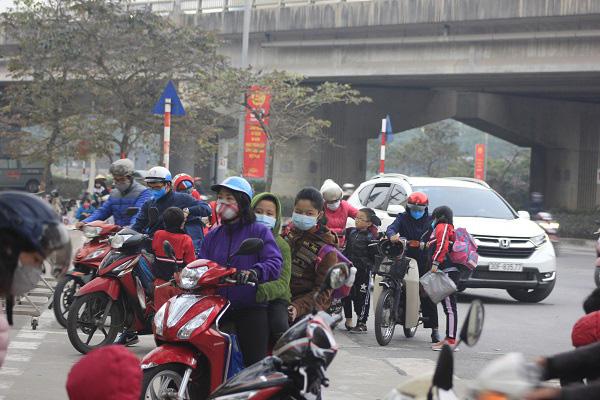 Phần lớn học sinh đeo khẩu trang y tế loại dùng 1 lần.