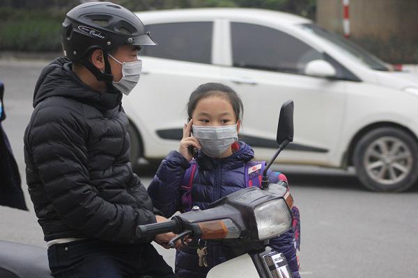 Nhiều phụ huynh dặn dò con không được tháo khẩu trang ra khi vào lớp.