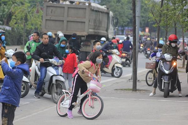 Học sinh tự đi học cũng đeo khẩu trang theo yêu cầu của bố mẹ.