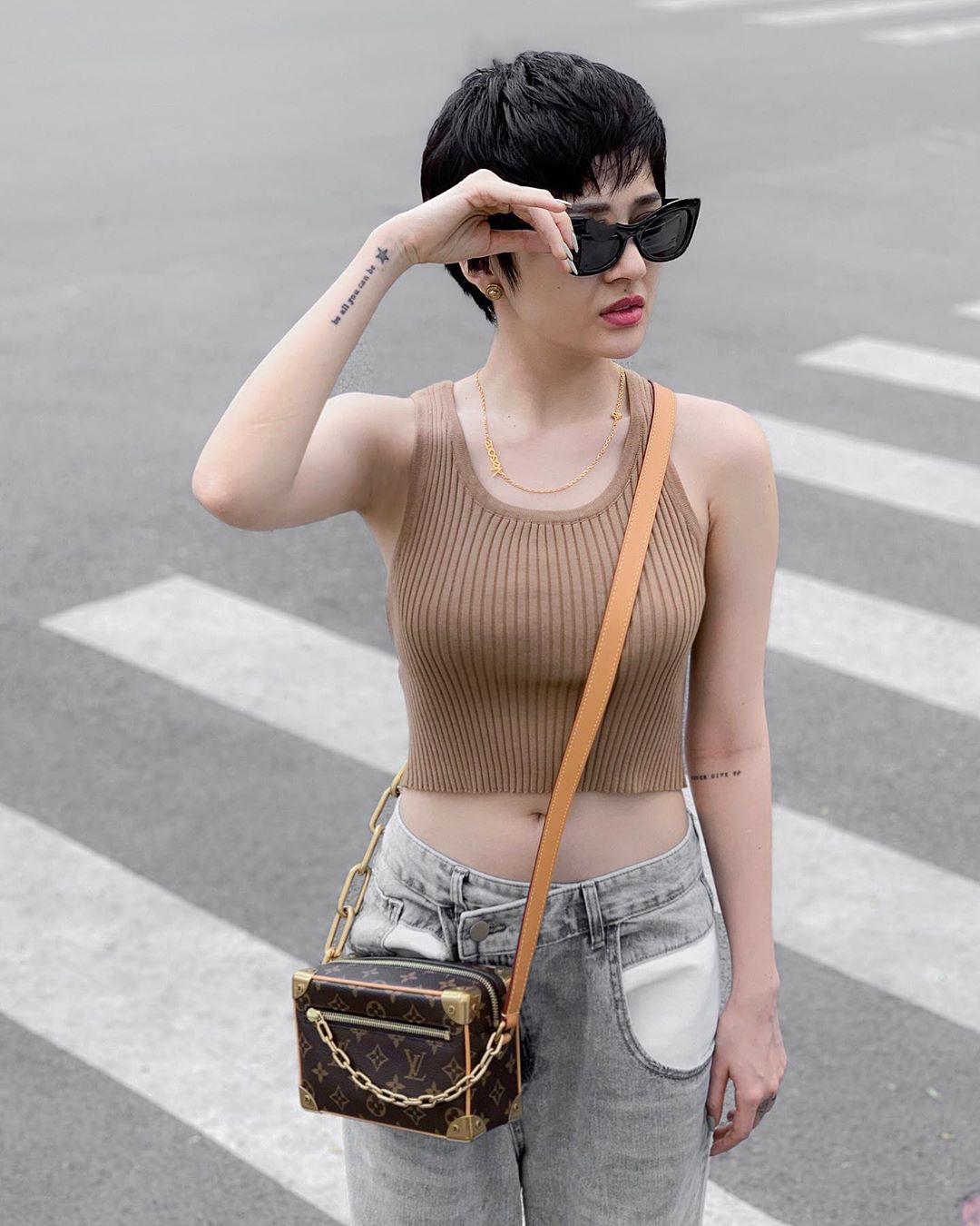 Quần jean phối cùng áo croptop là cách kết hợp trang phục không bao giờ lỗi thời.