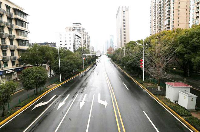 Quang cảnh một con phố ở Vũ Hán sau khi chính quyền thành phố tuyên bố cấm các phương tiện giao thông không thiết yếu trong khu vực để ngăn chặn bùng phát dịch viêm phổi do virus Corona gây ra.