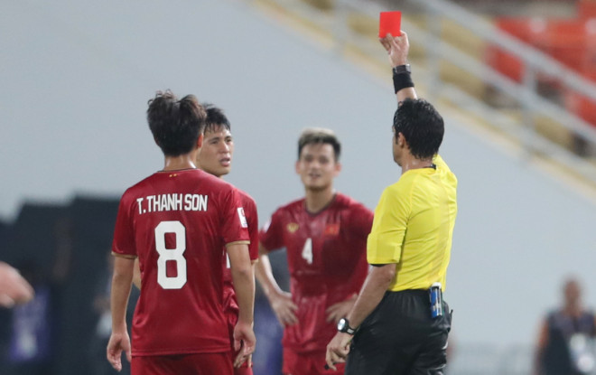 Chiếc thẻ đỏ tai hại khiến Đình Trọng sẽ phải vắng mặt ở vòng loại World Cup 2022 khu vực châu Á