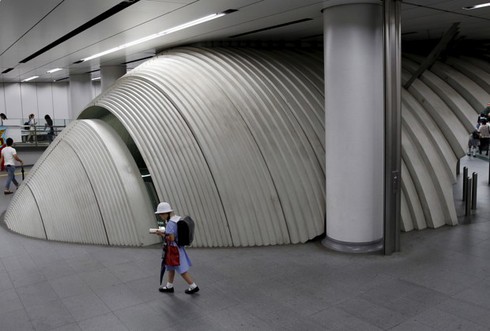 Ở Nhật Bản, trẻ nhỏ ra đường chạy việc vặt cho bố mẹ một mình, đi tàu điện một mình, không hề có cha mẹ bên cạnh không phải là chuyện hiếm.