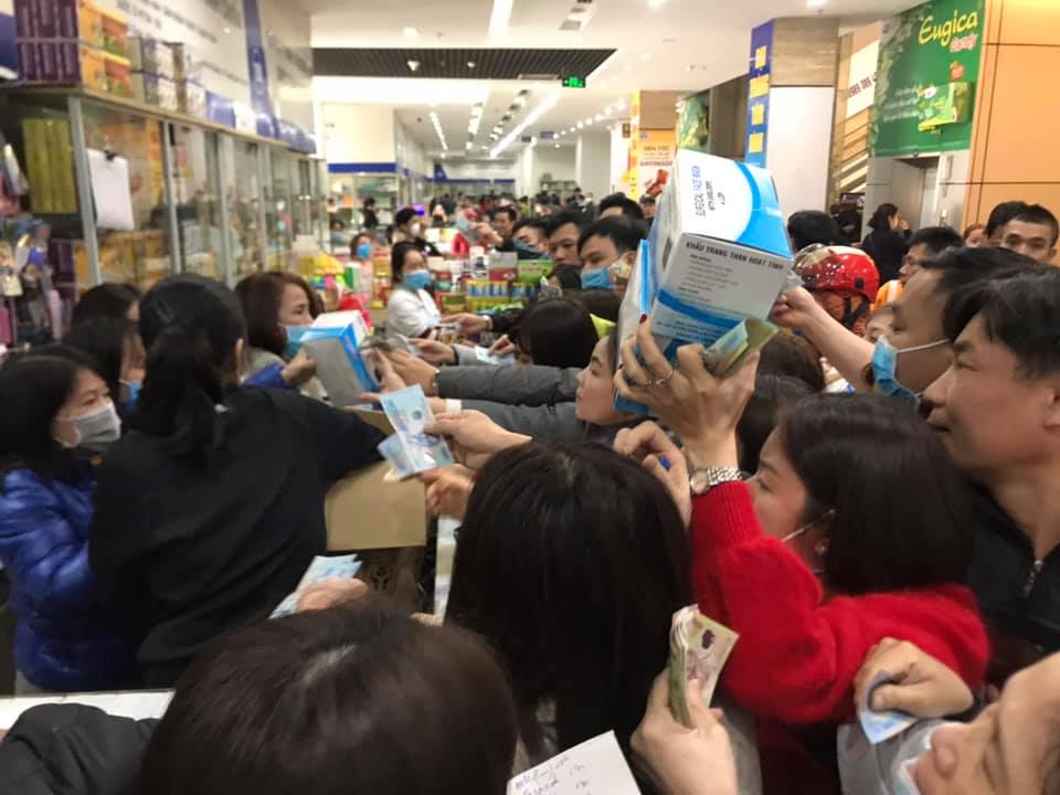 Cảnh tượng người dân cầm tiền trên tay chen lấn, xô đẩy nhau để mua khẩu trang ở Hà Nội.&nbsp;