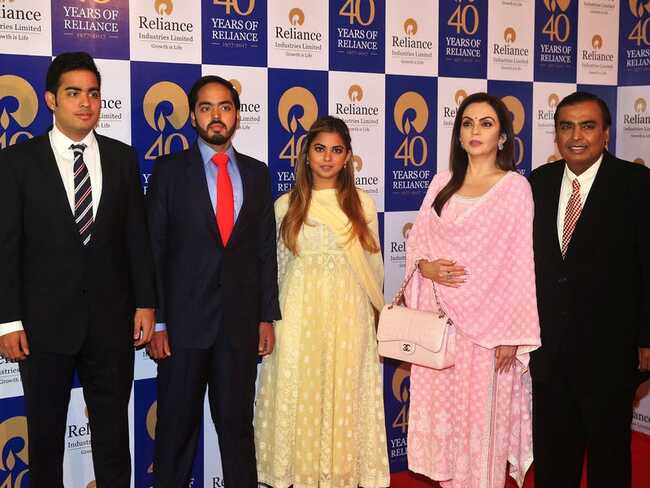 Gia tộc Ambani ở Ấn Độ đứng đầu danh sách Những gia đình giàu nhất châu Á của Forbes. Gia tộc này sở hữu khối tài sản có giá trị ròng ước tính khoảng 60,7 tỷ USD. Và tính riêng trong năm 2019, gia tộc này đã bỏ túi thêm 16,4 tỷ USD.