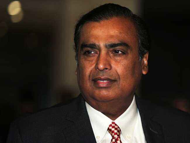 Hiện nay, Mukesh Ambani, 62 tuổi, sở hữu khối tài sản trị giá khoảng 60,7 tỷ USD với tư cách là chủ tịch và cổ đông lớn nhất của Reliance Industries Limited.