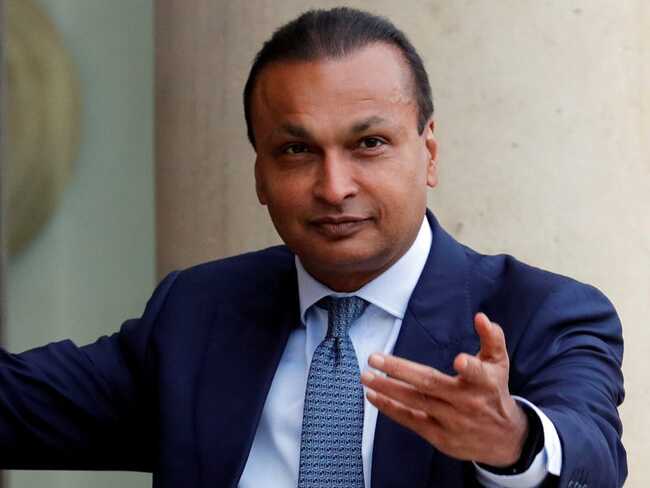 Anil Ambani, 60 tuổi, chủ tịch của Reliance Group, sở hữu khối tài sản trị giá ước tính 1,7 tỷ đô la - ít hơn 3% tài sản của anh trai ông. Bloomberg báo cáo rằng năm 2018 các doanh nghiệp của Anil phải chịu &#34;những thách thức về pháp lý và thanh khoản&#34;.