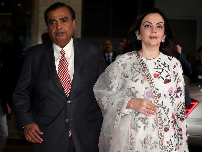 Mukesh Ambani kết hôn với Nita Ambani, người được Forbes gọi là &#34;Đệ nhất phu nhân kinh doanh Ấn Độ&#34; năm 2016.