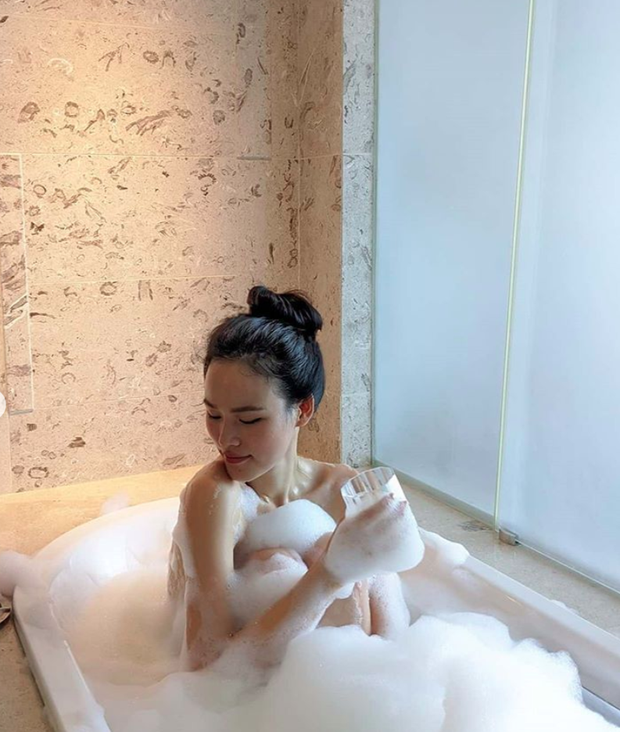 Tuyết Lan nude táo bạo trong bồn tắm nhận được nhiều sự quan tâm.