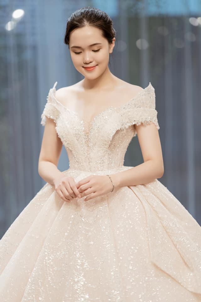 Khởi My mặc thử váy cưới đẹp quá ♥... - Hoa Hoc Tro Magazine | Facebook