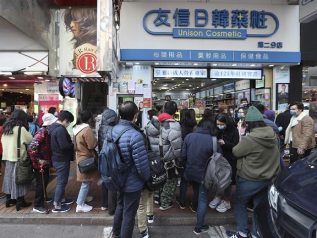 Dân Trung Quốc thức xuyên đêm, tranh nhau mua ”thần dược” trị virus Corona