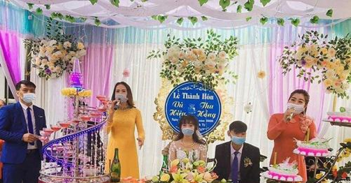 Đám cưới giữa dịch virus corona: Cô dâu, chú rể đeo khẩu trang kín mít