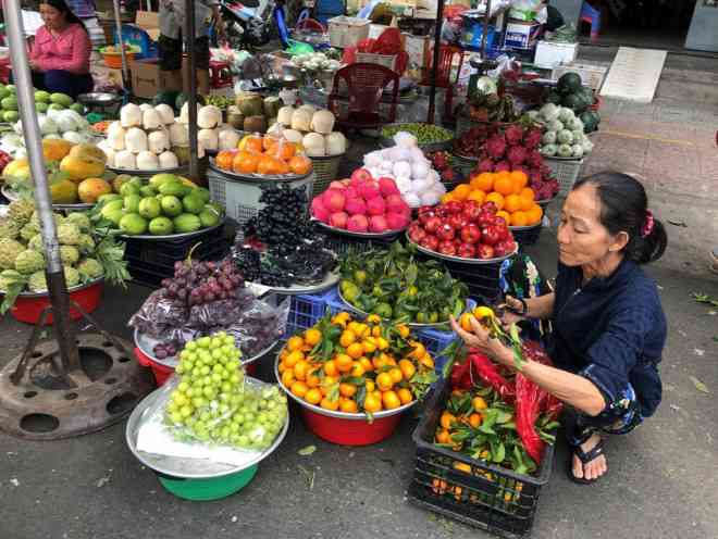 "Mọi năm từ mùng 9 khách đã tấp nập mua sắm đồ cúng thần tài nhưng năm nay có dịch&nbsp; nên hầu hết mọi người đều ngại ra chợ. Tuy không xung lắm nhưng hôm nay vẫn đắt hơn những ngày trước. Tôi cũng lo nhiễm dịch nhưng buôn bán mà, đâu phải muốn nghỉ là nghỉ" - bà Tâm (tiểu thương chợ Hòa Bình) bộc bạch.