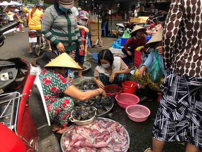 Tôm càng có giá từ 350.000-400.000 đồng/kg được nhiều người mua về cúng thần tài. Tiểu thương cho biết, giá đã tăng khoảng 20% so với ngày thường do mới tết, ngư dân chưa đánh bắt nhiều nên hàng khan hiếm. Bên đó nhu cầu người dân tăng đẩy giá thành lên cao.