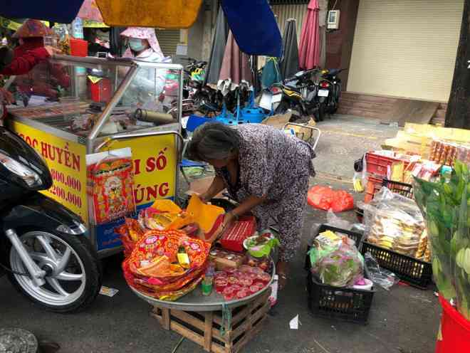 Đồ cúng Thần Tài, vé số may mắn sẵn sàng đón khách trong buổi chợ sớm.