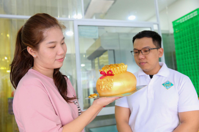 "Mức giá của loại bánh kem này cũng phải chăng, không quá cao so với những loại bánh kem thường, mà quan trọng là tất cả đều ăn được và hợp túi tiền nên mình lựa chọn" - chị Võ Nguyễn Phương Trúc ( ngụ Gò Vấp,TP HCM) chia sẻ.