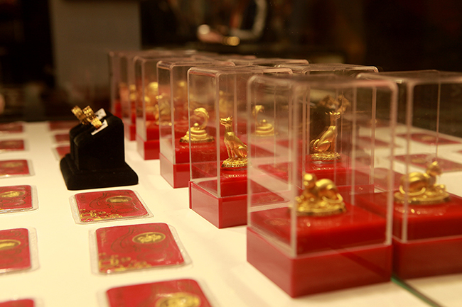 Những sản phẩm mang linh vật chuột bằng vàng là mặt hàng ưa chuộng trong dịp vía Thần Tài năm nay.