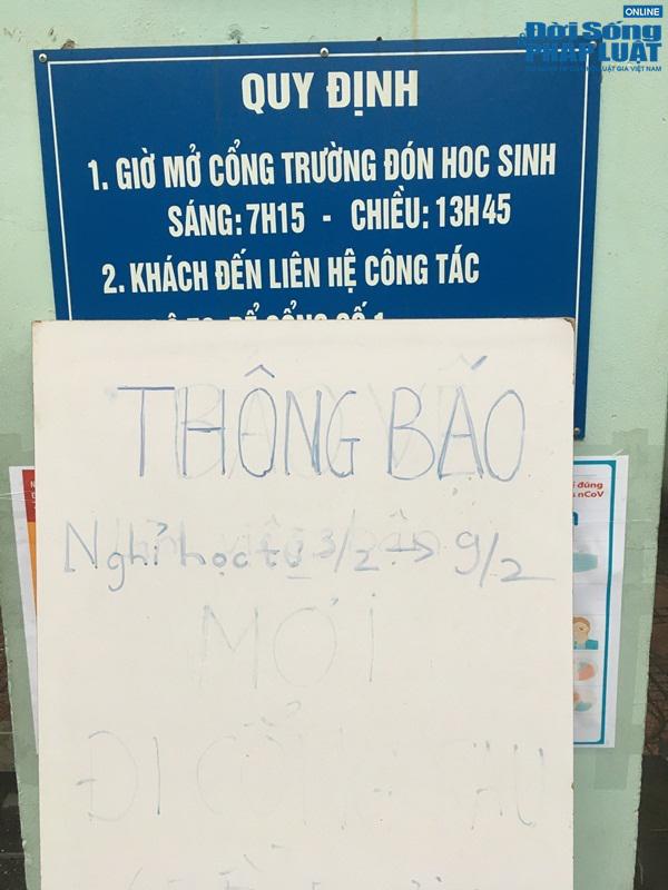 Dòng thông báo nghỉ học 1 tuần viết vội tại trường Tiểu học Dịch Vọng B, Hà Nội.