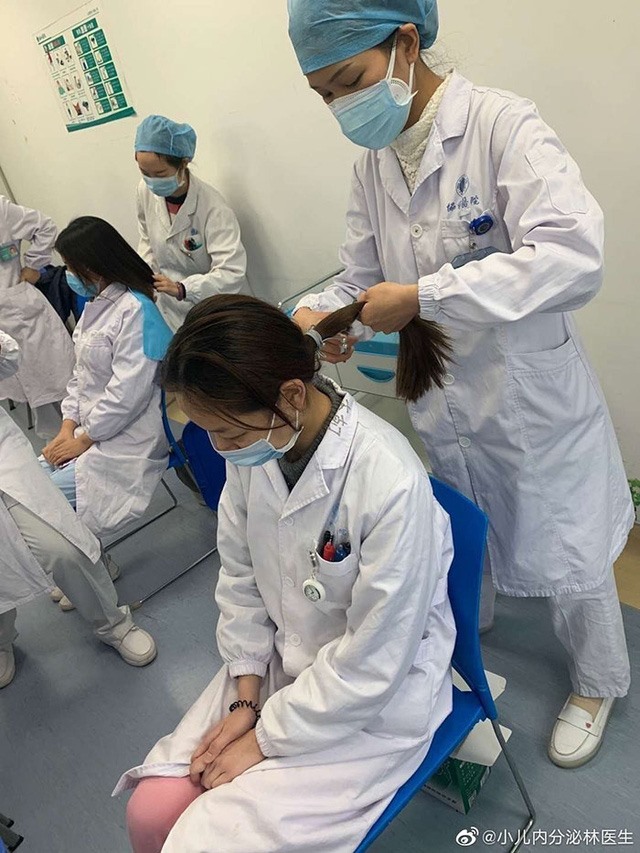 Nữ y tá Vũ Hán cùng nhau cắt tóc chống chọi virus Corona gây xúc động - 1