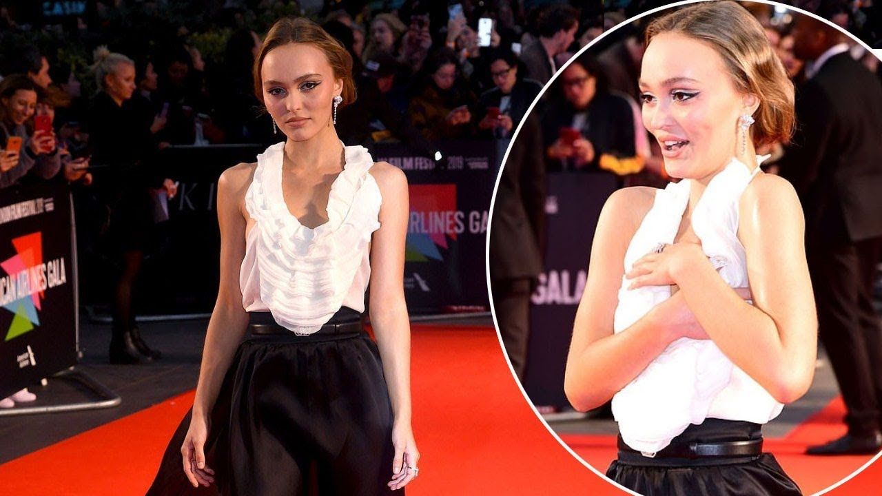 Lilly-Rose Depp lúng túng vì trang phục không theo ý muốn.