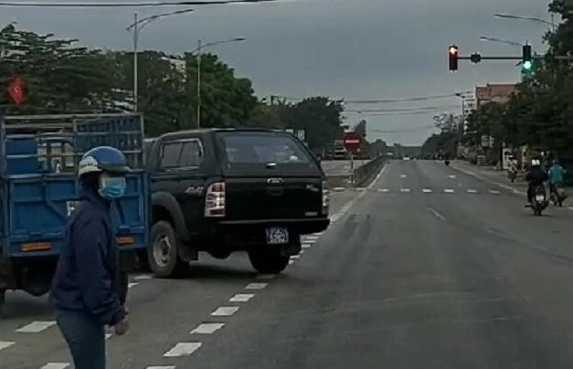 Chiếc xe ô tô biển xanh ngang nhiên vượt đèn đỏ được người đi đường chụp lại
