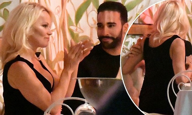 Adil Rami bên cạnh Pamela Anderson