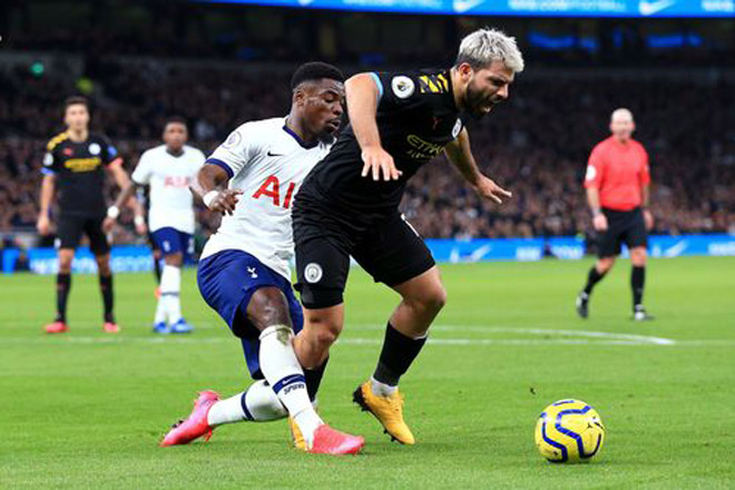 Aguero bị Aurier phạm lỗi trong vòng cấm