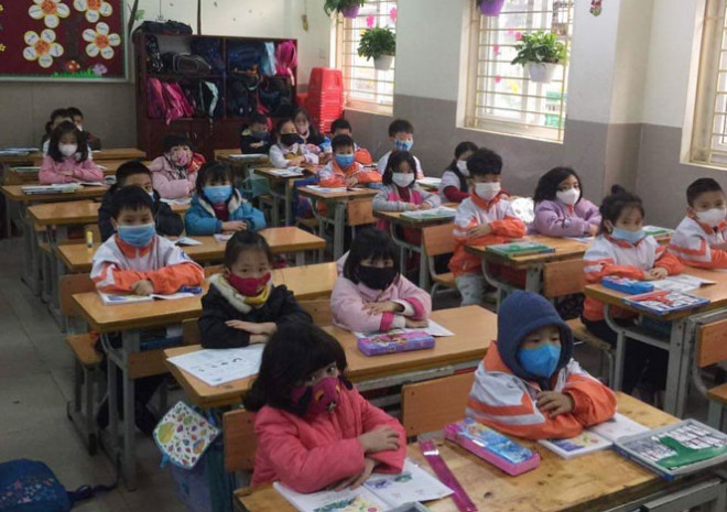Tất cả các cấp học tại TP Hà Nội đã cho học sinh nghỉ học. Điều này đang làm gia tăng áp lực trông giữ lên bố mẹ khi mà bố mẹ các em vẫn phải đi làm. Ảnh: I.T