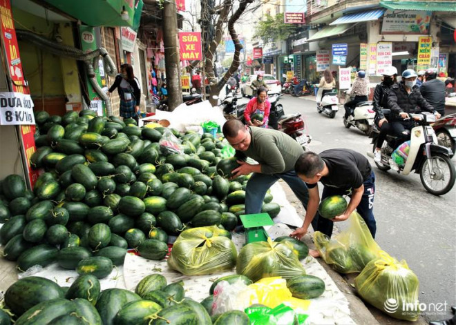 Những ngày này Tổng cục Hải quan quyết định tạm thời dừng thông quan hàng hóa tại các cửa khẩu giao thương với Trung Quốc. Không thể xuất khẩu, rất nhiều xe container chở các mặt hàng nông sản từ miền Trung ra như dưa hấu, thanh long đã phải quay ngược về Hà Nội để tiêu thụ trong nước.