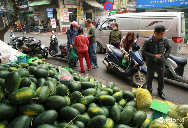 Những ngày mưa phùn tại Hà Nội, các thành viên trong nhóm thiện nguyện kêu gọi "giải cứu" dưa hấu cũng rất vất vả để bán dưa giúp cánh lái xe và nông dân...