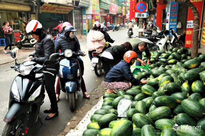 Được biết, với các khách hàng ở xa, hoặc không có thời gian đến mua trực tiếp khi biết thông tin "giải cứu" dưa trên mạng xã hội, nhóm từ thiện cũng sẵn sàng nhận đặt hàng và vận chuyển dưa hấu tới tận nhà.