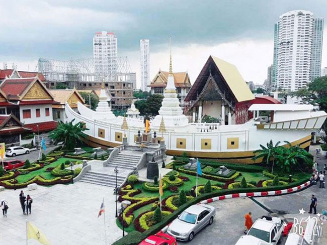 Đền Thuyền - Wat Yannawa, Bangkok: Du khách có thể đi bộ vòng quanh ngôi đền hình thuyền ở Wat Yannawa. Ngôi đền nằm dọc theo sông Chao Phraya với kiến trúc rất rất ấn tượng.

