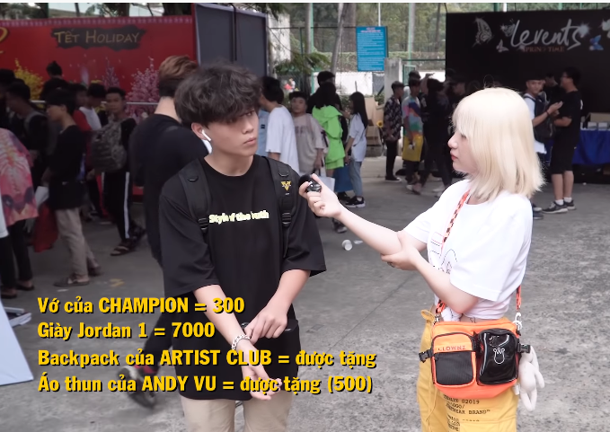 Một khách hàng tên Henry Hughes (15 tuổi)&nbsp;tới tham dự Sneaker Fest được Mel TV phỏng vấn khi bóc giá set đồ lên tới gần 10 triệu đồng, trong khi đó theo anh bạn tiết lộ quần là đồng phục trường học. Đôi giày là item có giá cao nhất, lên tới 7 triệu đồng.&nbsp;