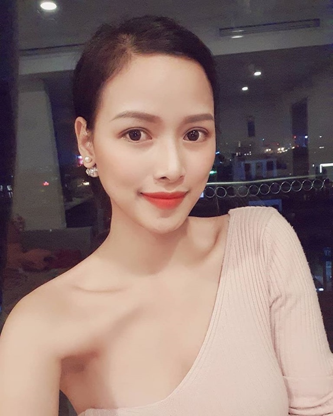 Ngoài công việc hoạt động nghệ thuật, làm mẫu ảnh, đóng TVC quảng cáo, Quỳnh Lyra còn làm việc tại một công ty chứng khoán ở Hà Nội.