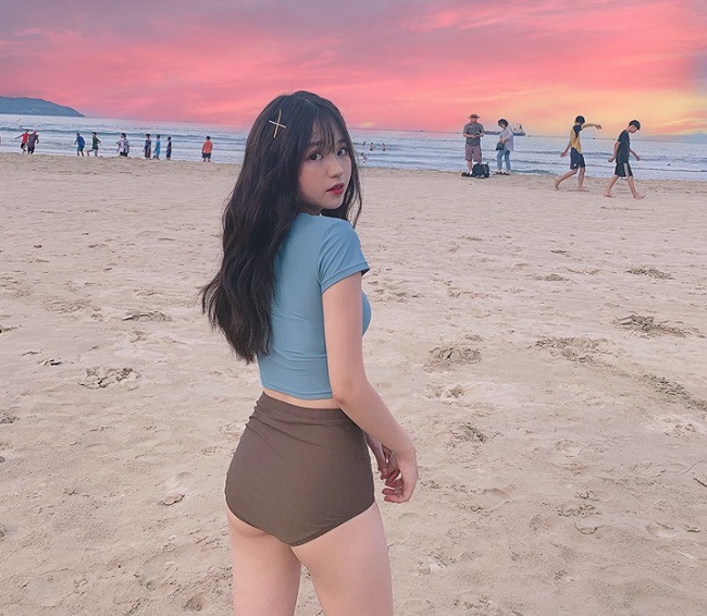 Nguyễn Thanh Thủy được trang tin Trung Quốc nhận xét là "hot girl bãi biển nóng bỏng".