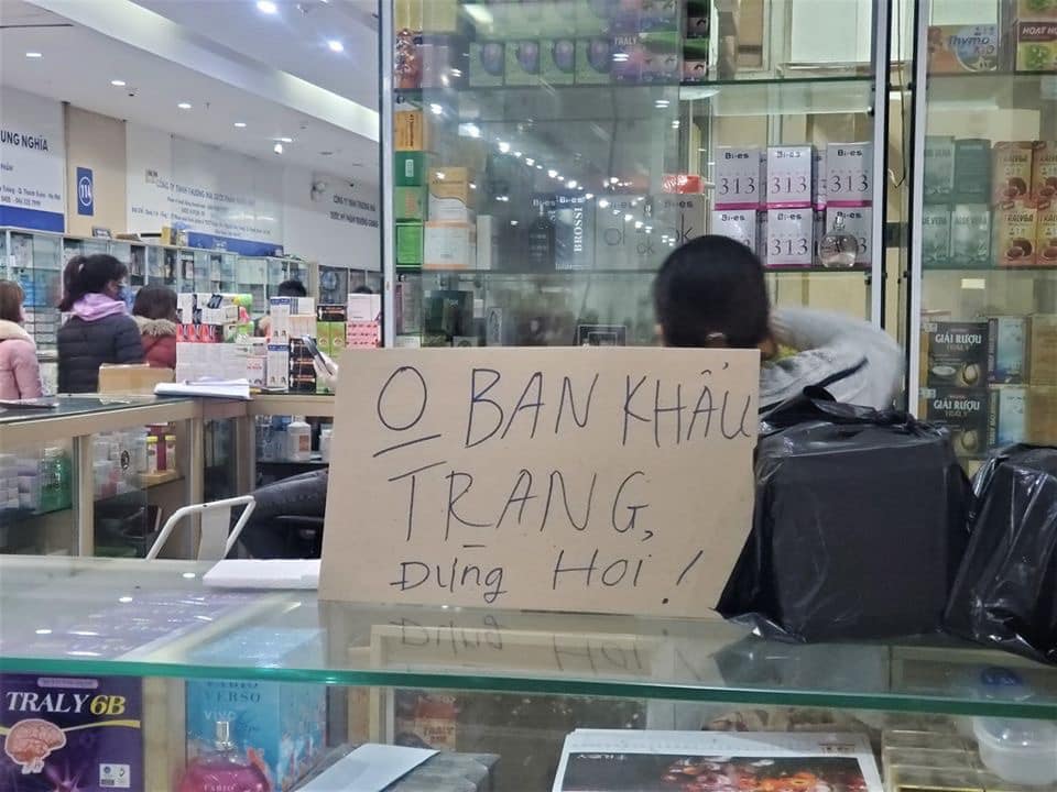 Nhiều cửa hàng thuốc đã treo biển "không bán khẩu trang".&nbsp;