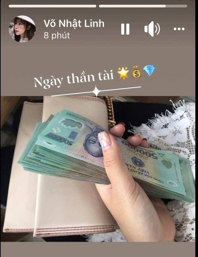 Nhật Linh (vợ Phan Văn Đức) cầm cả xấp tiền đi mua vàng ngày vía thần tài.
