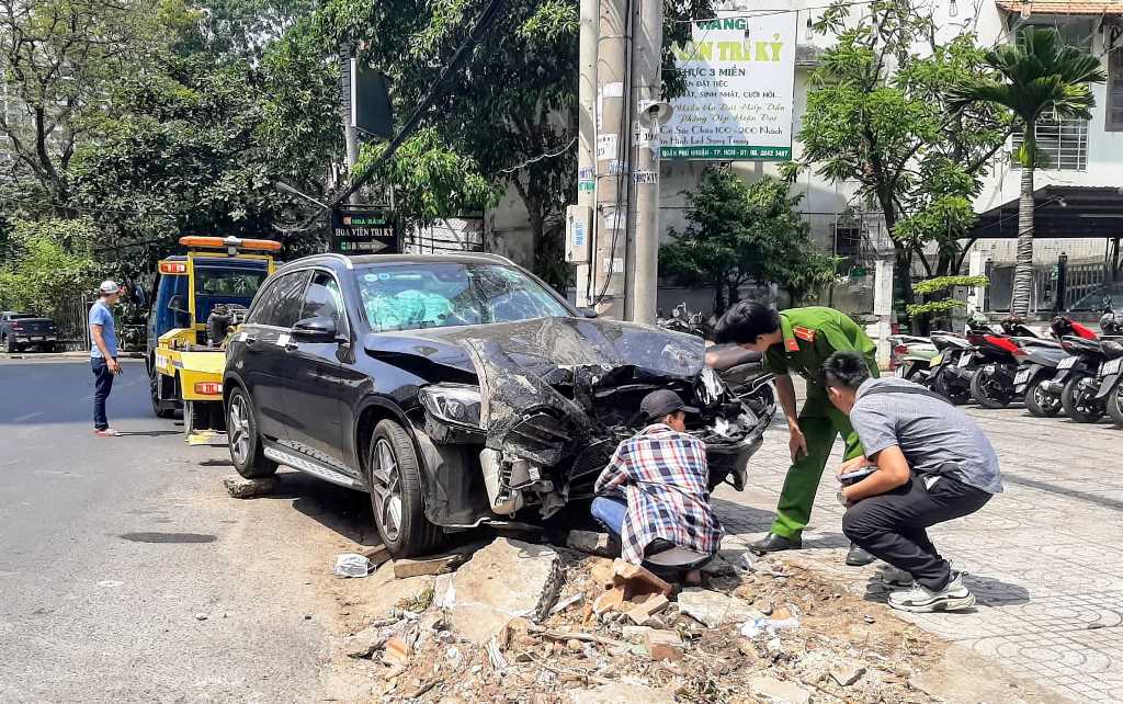 Tài xế điều khiển ô tô Mercedes được công an đưa đến hiện trường khoảng 30 phút