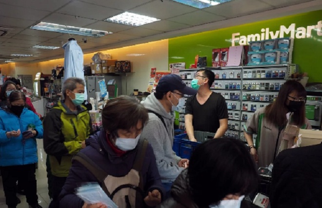 Dân Đài Loan mua khẩu trang trước nỗi lo virus Corona.