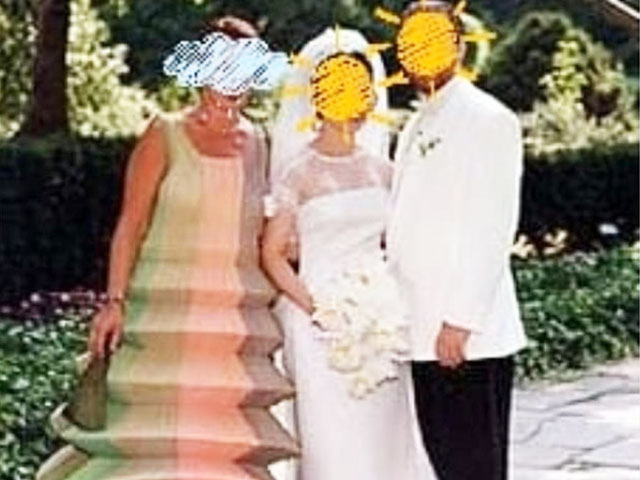 Mẹ cô dâu nên mặc gì trong đám cưới để tránh bị cười chê như trường hợp này?