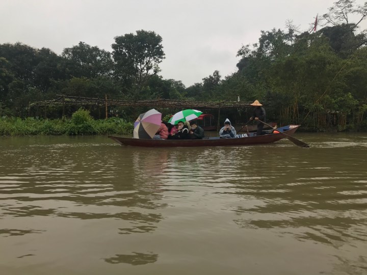 Một nhóm du khách vãn cảnh chùa Hương mang khẩu trang đề phòng dịch bệnh.