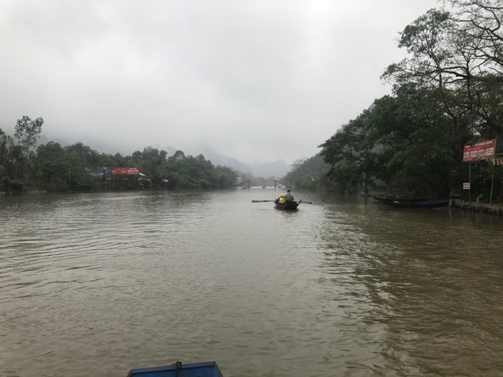 Suối Yến vắng bóng những chiếc đò, khác hẳn với cảnh tượng mọi năm giữa mùa lễ hội chùa Hương. Chị V. (lái đò bến Yến) cho hay lượng du khách đến chùa Hương năm nay không bằng một phần của những năm trước do Chính phủ cho ngừng tổ chức lễ hội chùa Hương, phần khác các du khách cũng lo sợ tình hình dịch bệnh do chủng mới của virus Corona diễn biến phức tạp.