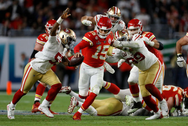 Chiến thắng của&nbsp;Kansas City Chiefs trước&nbsp;San Francisco 49ers có phần bị lu mờ vì 2 bóng hồng trên sân khấu sân Miami Hard Rock